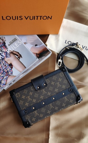 Handbag  Louis Vuitton  M44199  size  20.5*6*14  cm