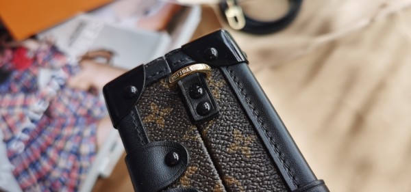 Handbag  Louis Vuitton  M44199  size  20.5*6*14  cm