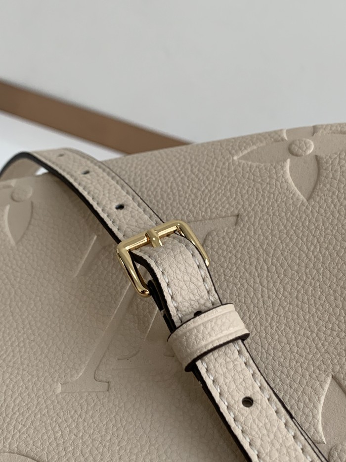  Handbag   Louis Vuitton  46099   size  22 x 14 x 9  cm