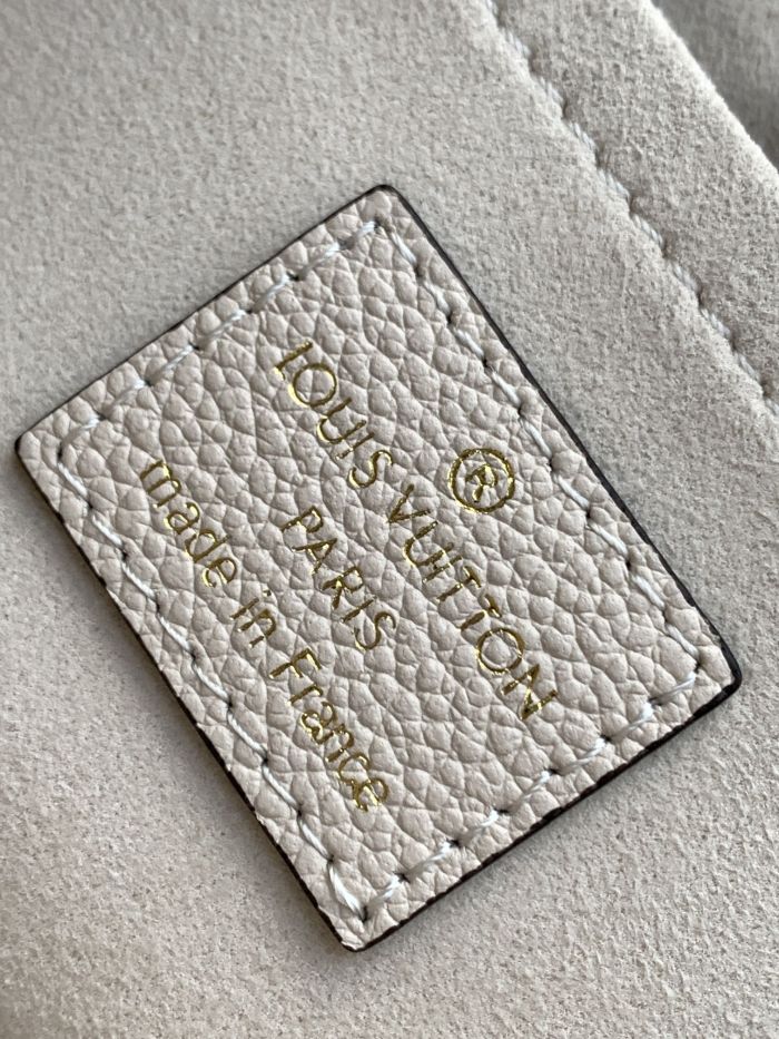  Handbag   Louis Vuitton  46099   size  22 x 14 x 9  cm