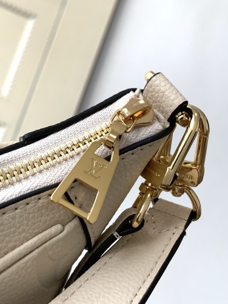  Handbag   Louis Vuitton  46099   size  22 x 14 x 9  cm