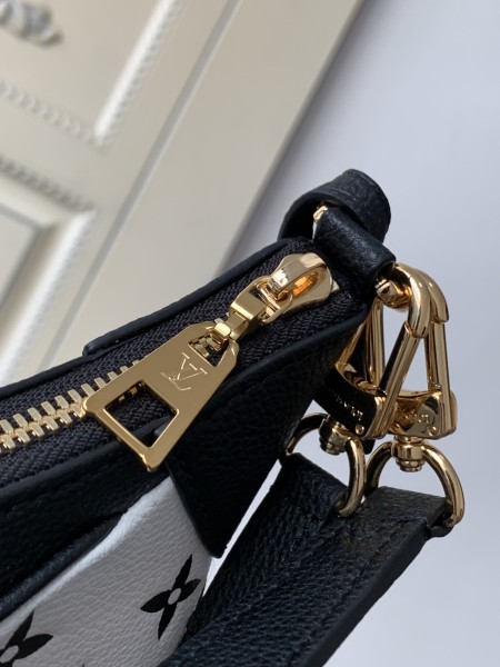 Handbag   Louis Vuitton  46091  size  22 x 14 x 9  cm