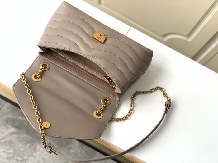  Handbag  Louis Vuitton  M58550  size  24x14x9  cm