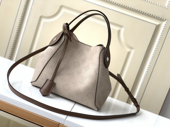  Handbag   Louis Vuitton  M54351  size  23 x 21 x 13  cm