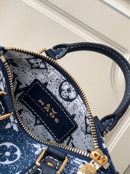  Handbag   Louis Vuitton  M81168  size  16 x 10 x 7.5  cm   