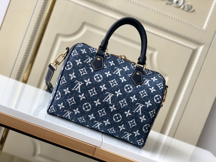  Handbag   Louis Vuitton  M59609  size 25 x 19 x 15  cm