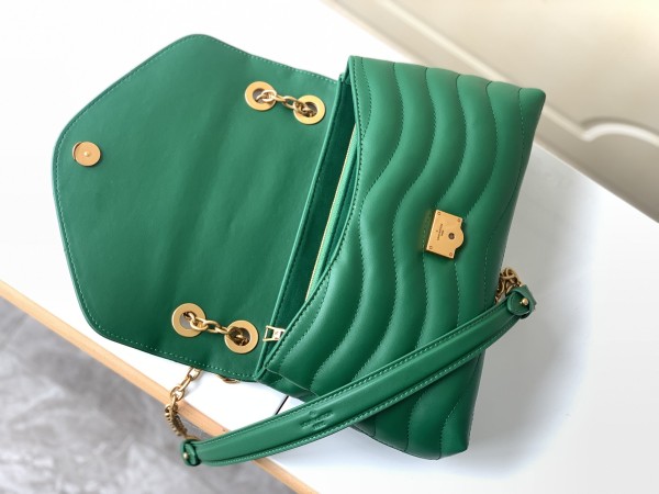 Handbag  Louis Vuitton   M58664  size  24x14x9  cm