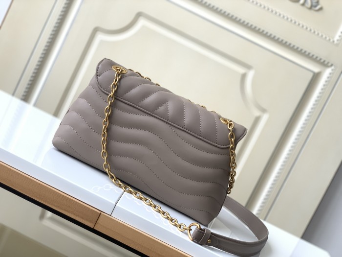  Handbag  Louis Vuitton  M58550  size  24x14x9  cm