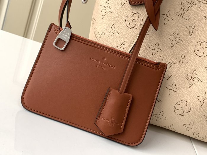  Handbag   Louis Vuitton  M54351  size 23 x 21 x 13  cm 