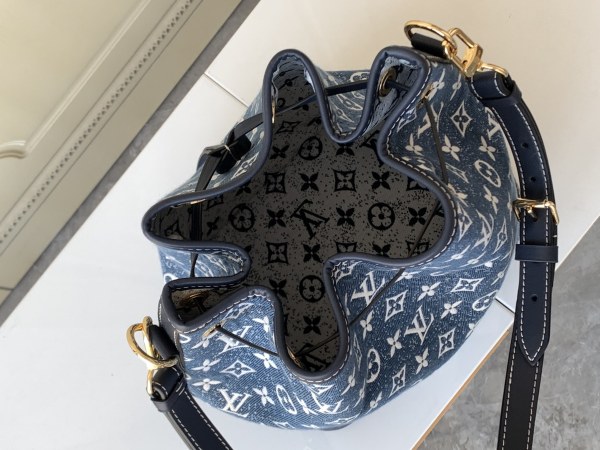  Handbag   Louis Vuitton  M59606  size  25 x 28.5 x 20  cm
