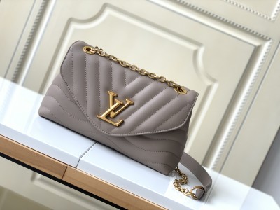  Handbag  Louis Vuitton  M58550  size  24x14x9  cm