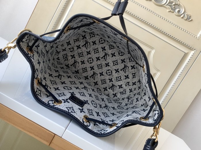  Handbag   Louis Vuitton  M59606  size  25 x 28.5 x 20  cm