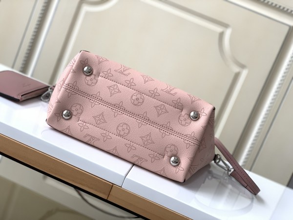  Handbag   Louis Vuitton  M54353  size  23 x 21 x 13  cm