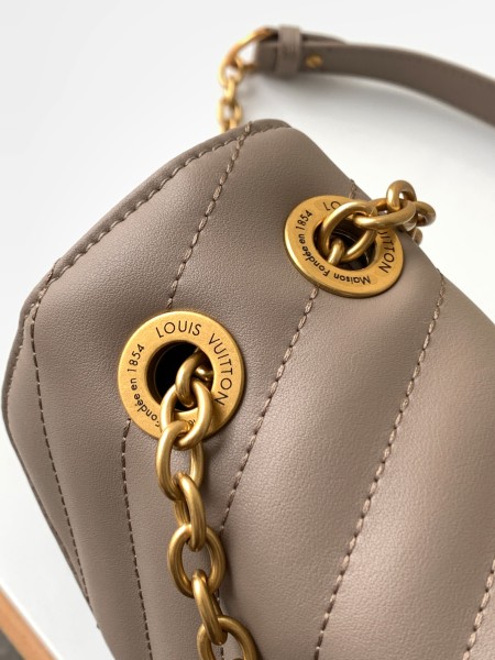  Handbag  Louis Vuitton  M58550  size  24x14x9  cm