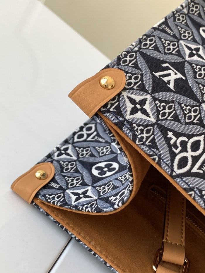  Handbag   Louis Vuitton  M57396  size  35 x 27 x 14  cm 