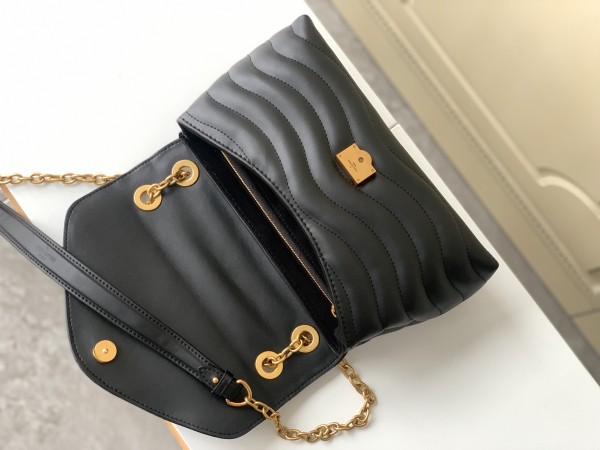 LOUIS VUITTON Lv New Wave Chain Bag Quilted Black M58552 size L24*W9*H14cm