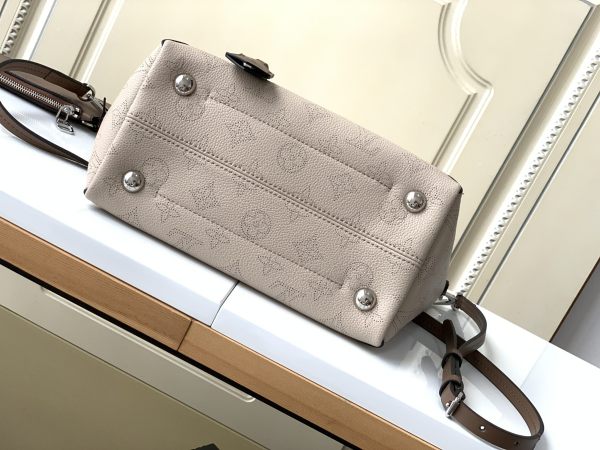  Handbag   Louis Vuitton  M54351  size  23 x 21 x 13  cm