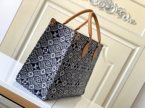  Handbag   Louis Vuitton  M57396  size  35 x 27 x 14  cm 