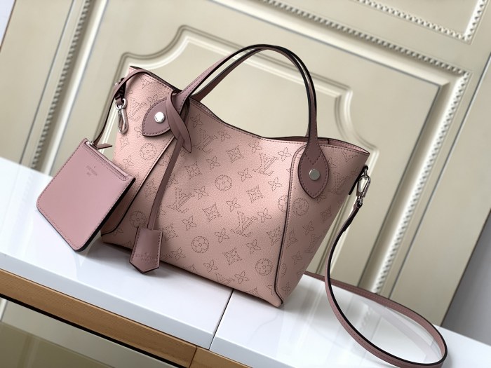  Handbag   Louis Vuitton  M54353  size  23 x 21 x 13  cm