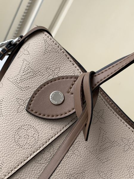  Handbag   Louis Vuitton  M54351  size  23 x 21 x 13  cm