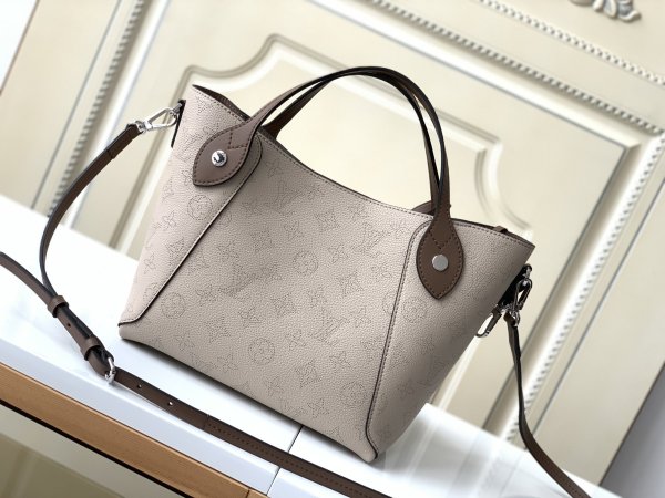  Handbag   Louis Vuitton  M54351  size  23 x 21 x 13  cm