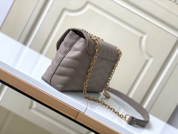  Handbag  Louis Vuitton  M58550  size  24x14x9  cm