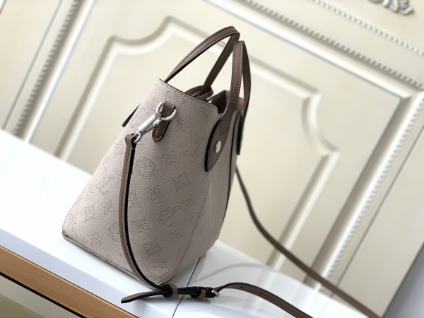  Handbag   Louis Vuitton  M54351  size  23 x 21 x 13  cm