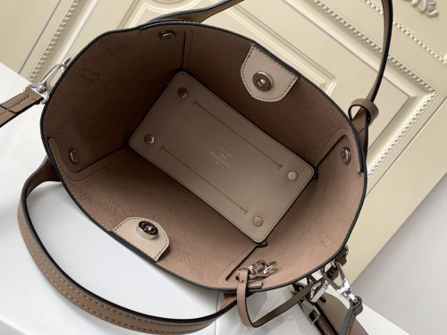  Handbag   Louis Vuitton  M54351  size  23 x 21 x 13  cm