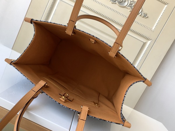  Handbag   Louis Vuitton  M57396  size  35 x 27 x 14  cm 