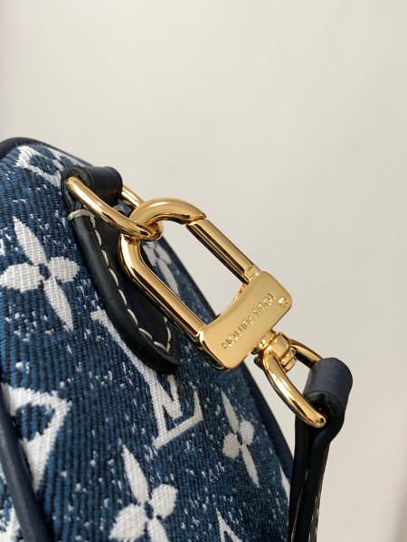  Handbag   Louis Vuitton  M81168  size  16 x 10 x 7.5  cm   