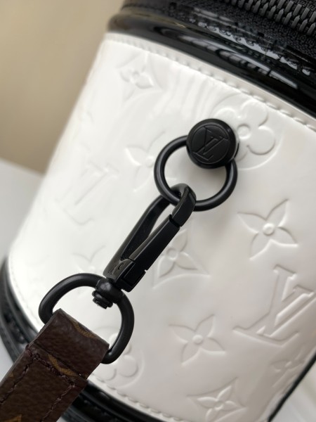 Handbag   Louis Vuitton  M20487 size  15 x 17 x 15 cm