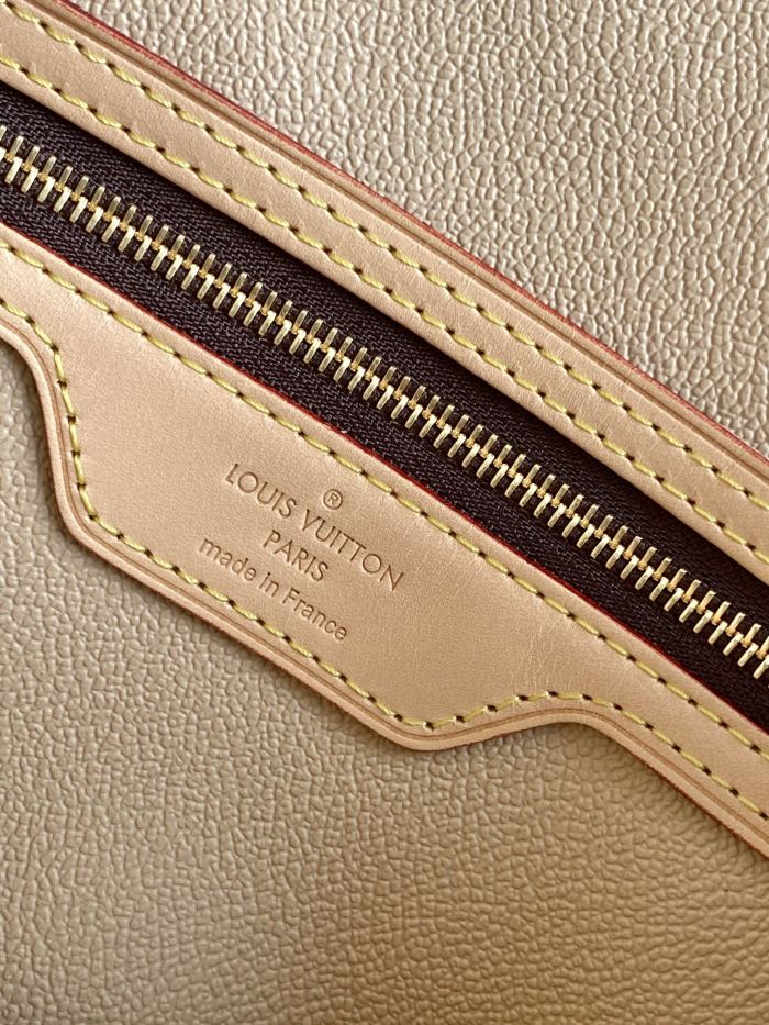 Handbag   Louis Vuitton  M42238   size   23 x 15 x 26  cm