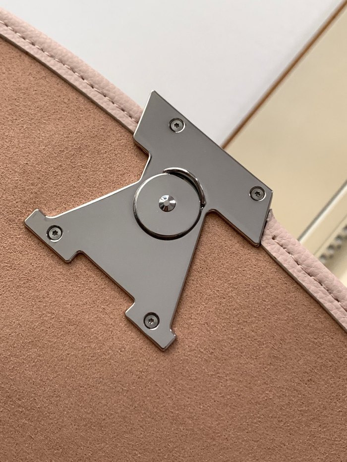 Handbag   Louis Vuitton   59460  size  24.5 x 15.5 x 9 cm