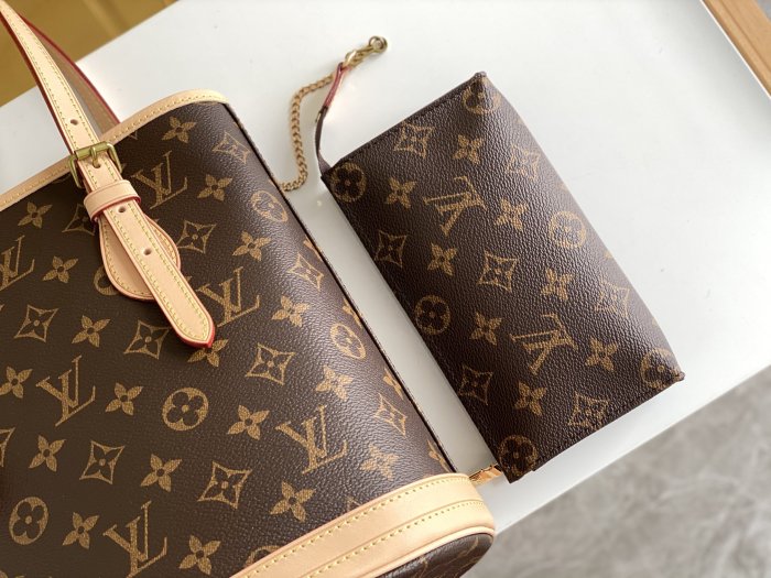 Handbag   Louis Vuitton  M42238   size   23 x 15 x 26  cm