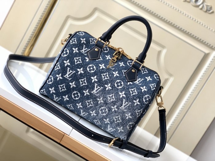 Handbag  Louis Vuitton  M59609  size  25 x 19 x 15  cm 