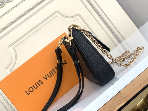  Handbag  Louis Vuitton  M80349   size  19 x 11.5 x 3  cm