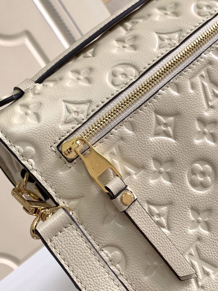 Handbag  Louis Vuitton  M40780  size  25 x 19 x 9  cm