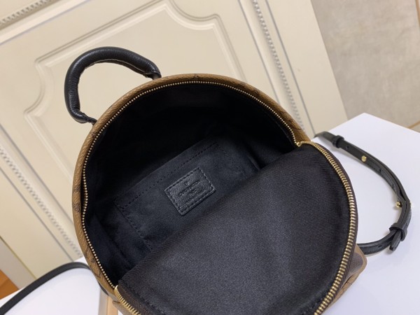   Handbag   Louis Vuitton   M41562  size  15x22x9 cm