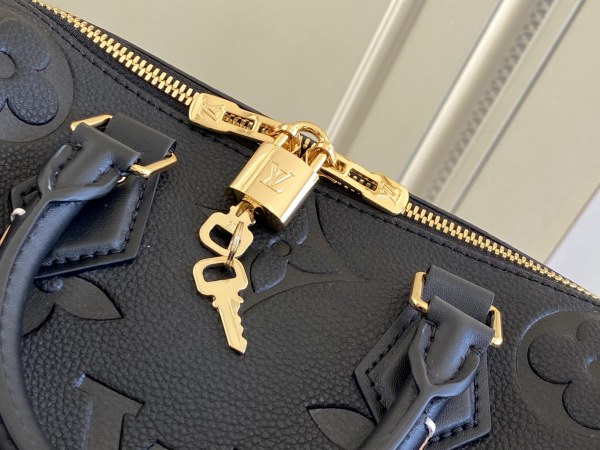  Handbag  Louis Vuitton  M58524   size  25.0 x 19.0 x 15.0  cm 