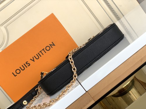 Handbag  Louis Vuitton  M81137  size  19x 11.5 x 3  cm