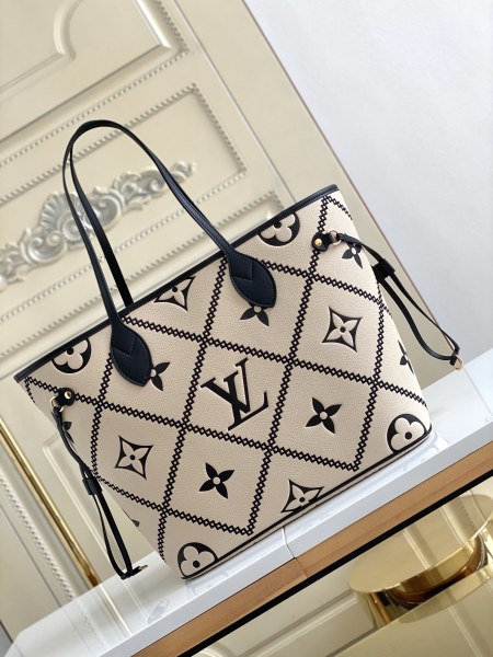 Handbag  Louis Vuitton    M46039   size  31 x 28 x 14  cm
