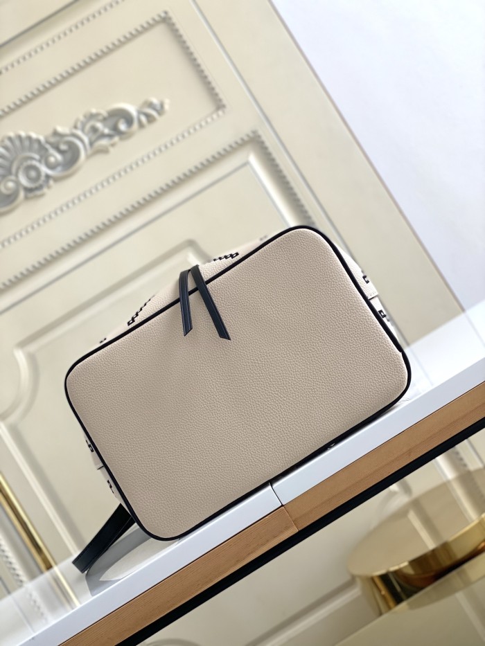 Handbag  Louis Vuitton   46023  size  26 x 26 x 17.5  cm