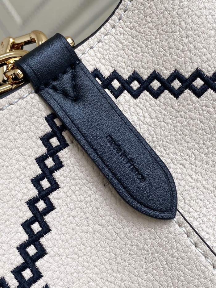 Handbag  Louis Vuitton   46023  size  26 x 26 x 17.5  cm