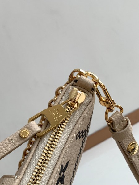 Handbag  Louis Vuitton  M81137  size  19x 11.5 x 3  cm