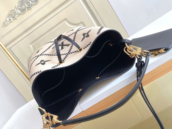 Handbag  Louis Vuitton   46023  size  26 x 26 x 17.5  cm