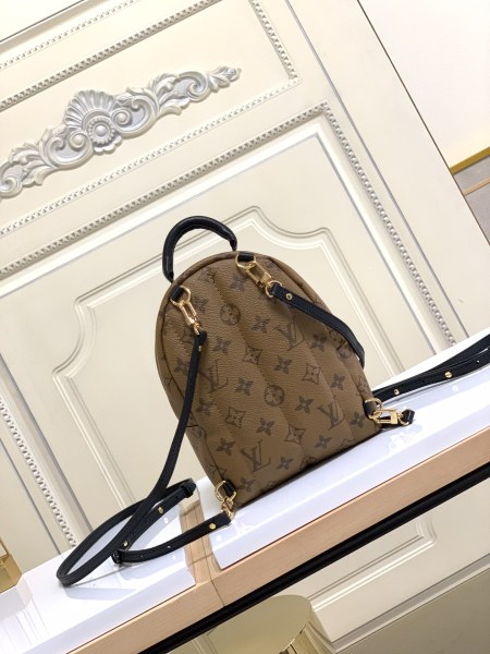   Handbag   Louis Vuitton   M41562  size  15x22x9 cm