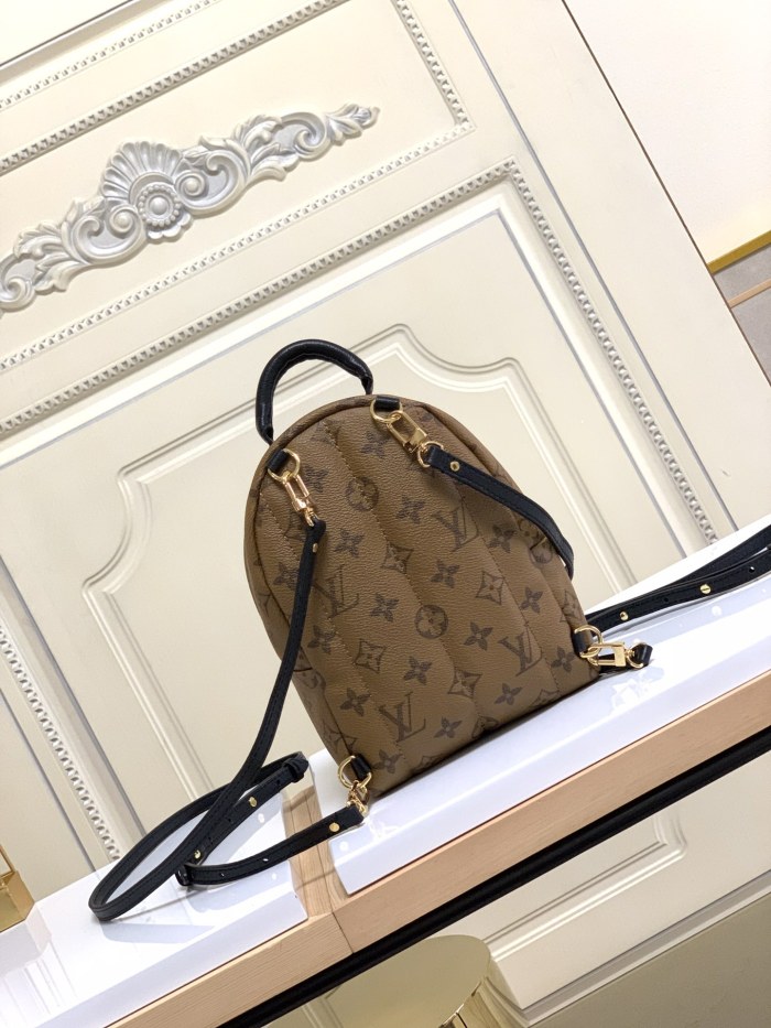   Handbag   Louis Vuitton   M41562  size  15x22x9 cm
