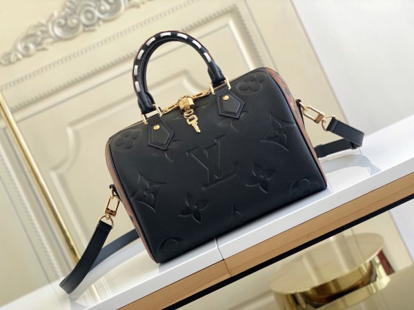  Handbag  Louis Vuitton  M58524   size  25.0 x 19.0 x 15.0  cm 