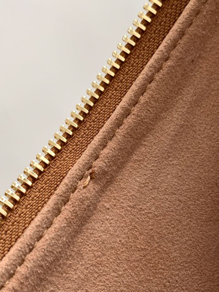 Handbag  Louis Vuitton   M81137  size 19x 11.5 x 3 cm 