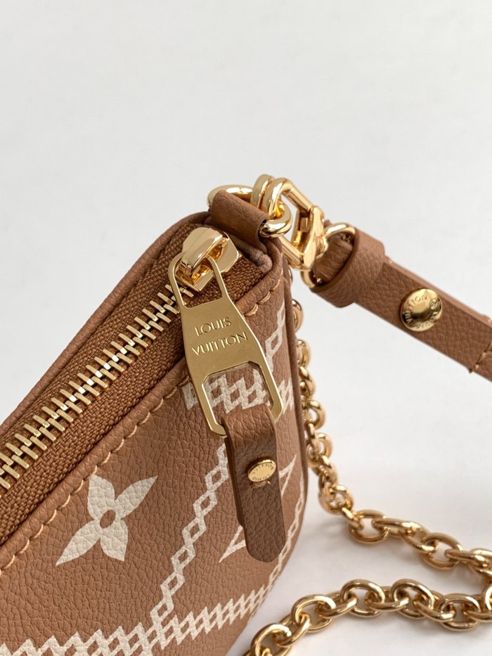 Handbag  Louis Vuitton   M81137  size 19x 11.5 x 3 cm 